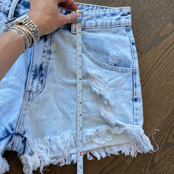 NEW White Wash Jean Shorts 💙 - Picture 10 of 11